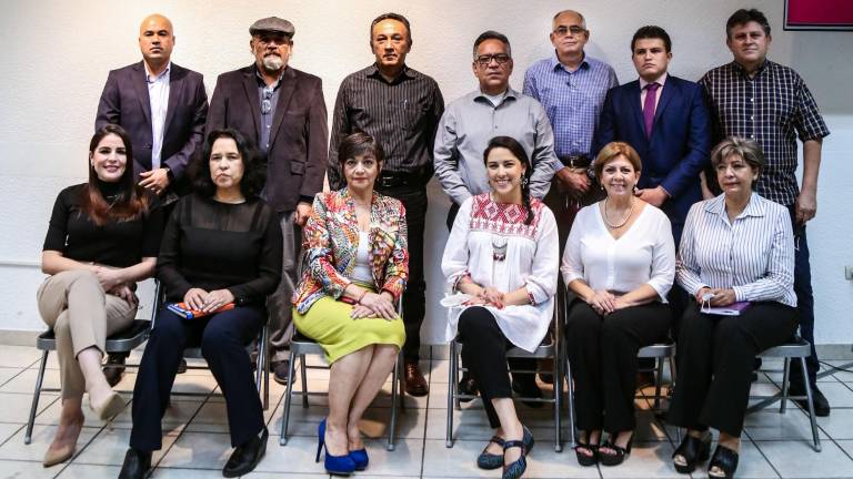 Juan Avilés presenta a los directores de área.