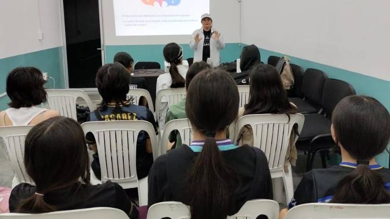 Los voleibolistas que conformarán las selecciones de Mazatlán en el próximo estatal recibieron una sesión de psicología.