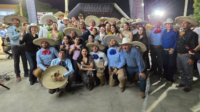 Los charros se tomaron la foto del recuerdo al finalizar el evento.