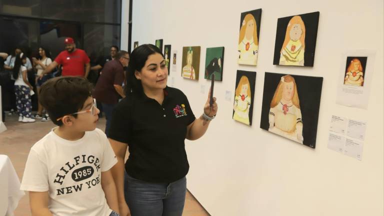 Los asistentes disfrutaron de la exposición en la Galería Antonio López Sáenz del Museo de Arte.