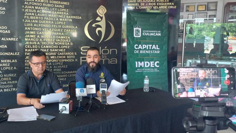 José Alberto Beltrán Figueroa (der.) da a conocer las bases para aspirar a las becas.