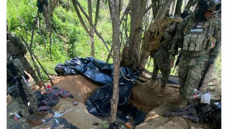 La Semar aseguró cartuchos, cargadores y equipo táctico en campamentos clandestinos.