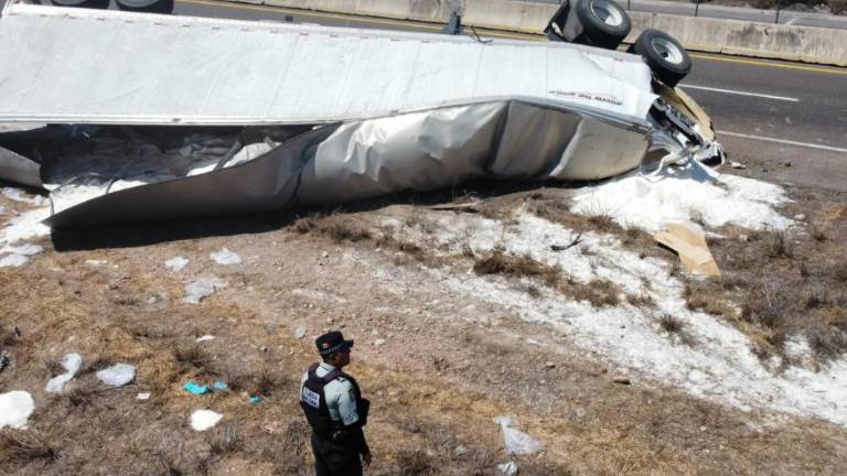 Dos tráilers que circulaban en el mismo sentido, colisionaron provocando que una de las cajas se desprendiera y saliera de la carpeta asfáltica.