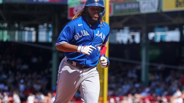 Vladimir Guerrero pegó uno de los ocho jonrones de los Azulejos en Boston.