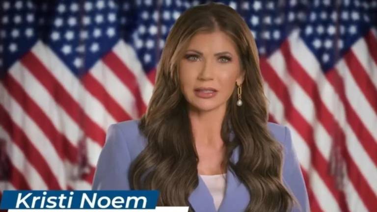 Durante el fin de semana en televisión abierta nacional de México se difundió un spot de Kristi Noem, Secretaria de Seguridad Nacional.