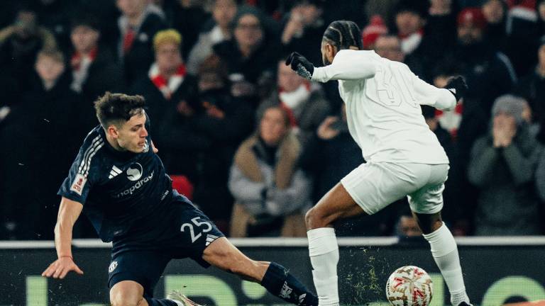 Manchester United pasa a la siguiente ronda en frenético juego.