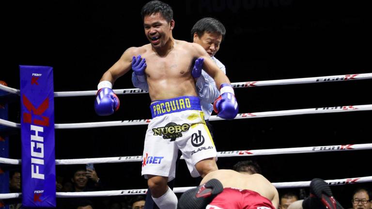 Manny Pacquiao derriba a DK Yoo.