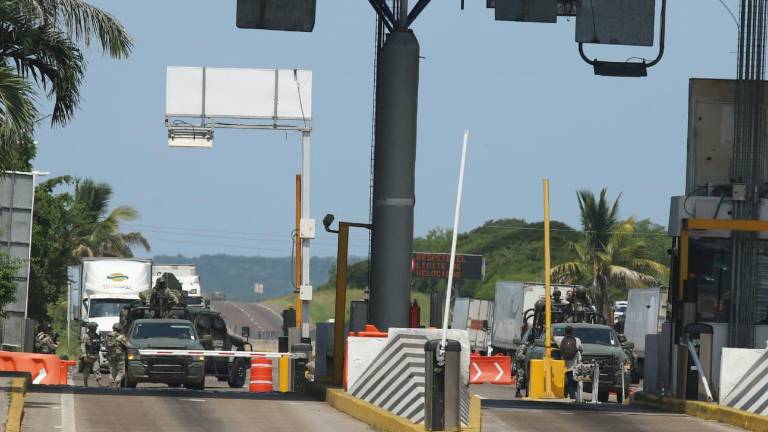 La caseta de Mármol, de la autopista Mazatlán-Culiacán, es resguardada por elementos del Ejército Mexicano.