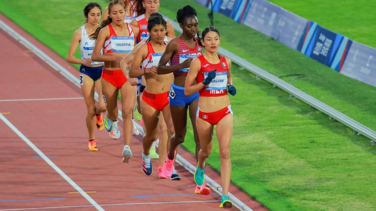 Laura Galván se quedó con la presea de plata en los 10 mil metros femenil.