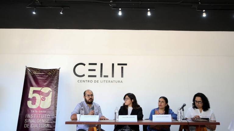 Periodistas culturales participan en el conversatorio.