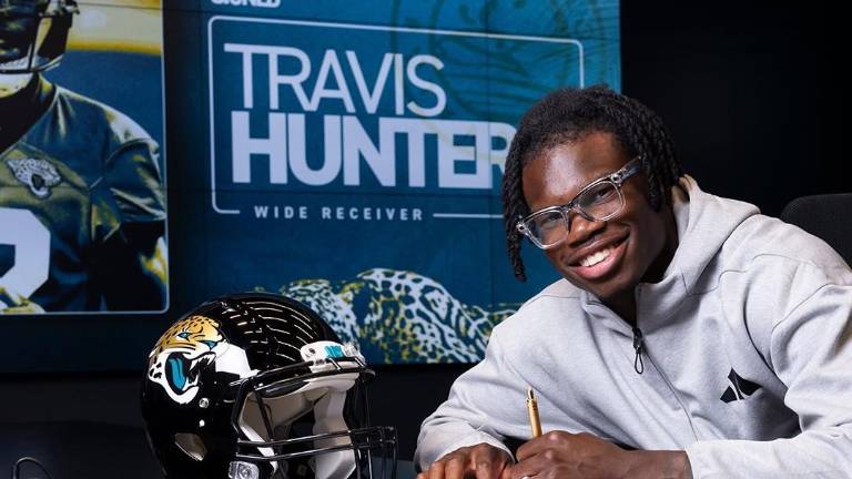 Travis Hunter sacará a flote su versatilidad.
