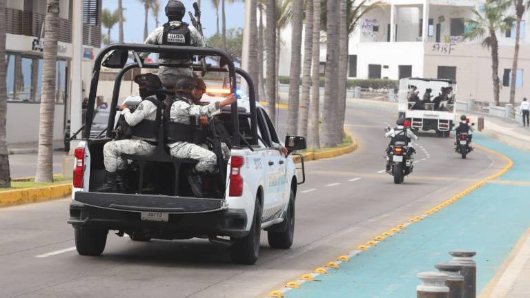 Fuerzas federales recorren la zona del malecón en Mazatlán.