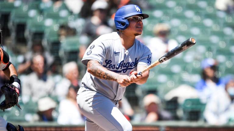 Julio Urías volvió a lucir en el montículo y también a la ofensiva, ahora ante los Gigantes de San Francisco.