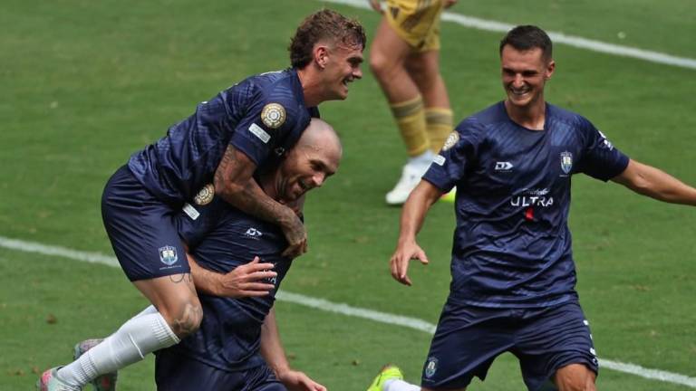 Christian Gray es felicitado por sus compañeros tras lograr el gol del empate para el Auckland.