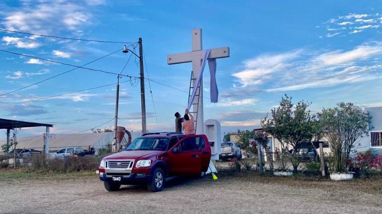 El 2 de mayo es cuando se colocan los lienzos en la enorme cruz.