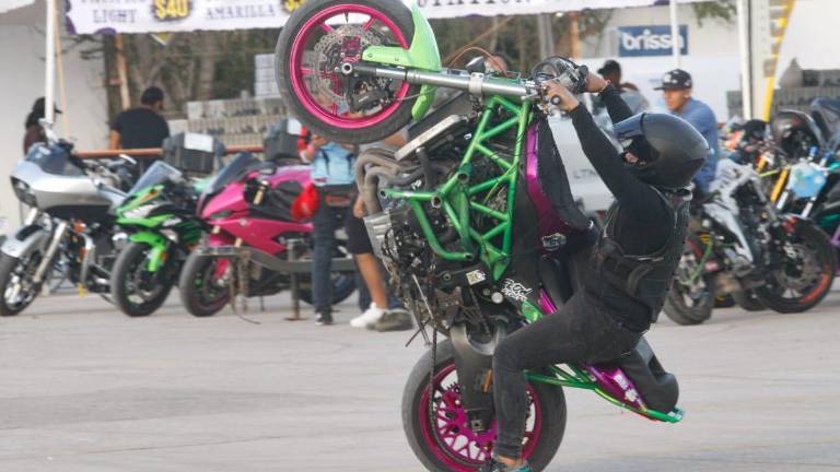 Los pilotos realizan sus mejores acrobacias.