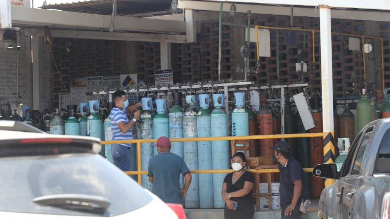 Los familiares de personas con Covid-19 siguen esperando horas para surtir oxígeno.