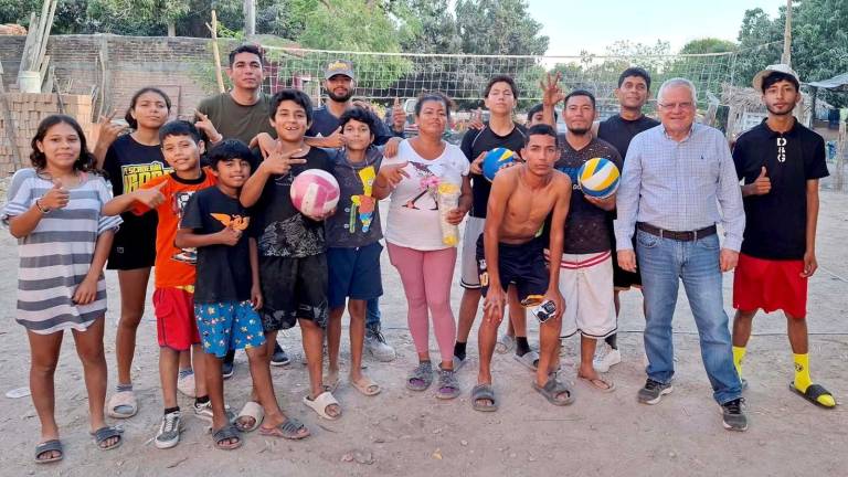 Los jóvenes reciben sus balones.
