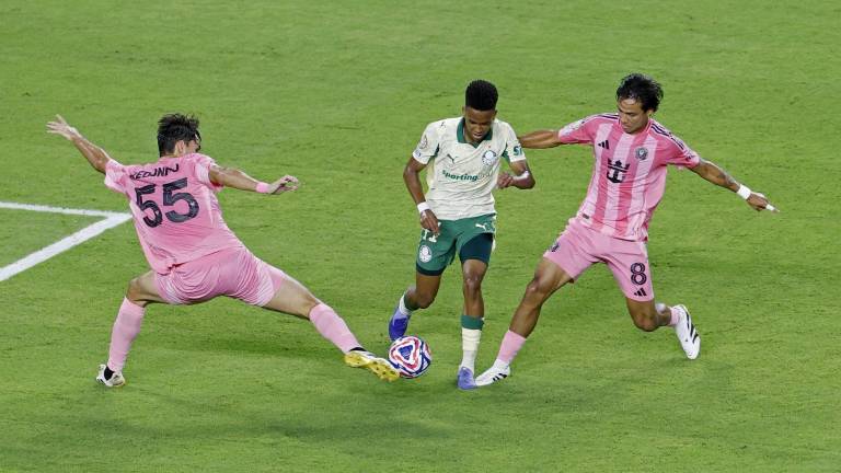 Palmeiras logró remontar par de goles para sacar un punto y el liderato de su grupo.