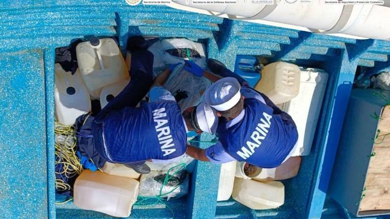 Personal de la Marina aseguró más de media tonelada de cocaína frente a las costas de Oaxaca.