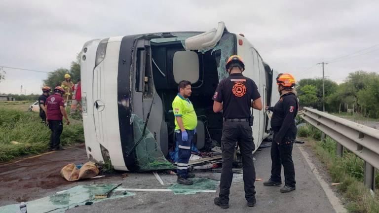 Un autobús turístico terminó volcado en Nuevo León y ocasionó la muerte de 11 personas.