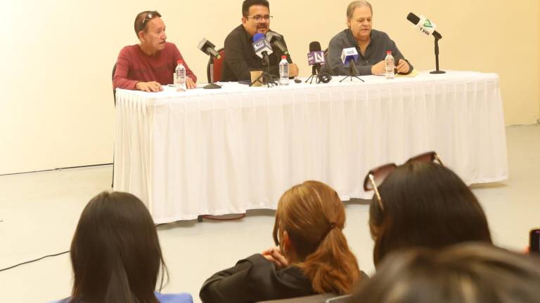 Acompañado por Esteban Peraza “El Bacho” y el escritor Juan José Rodríguez, Raúl Rico, director del Instituto de Cultura Mazatlán dio a conocer al ganador.