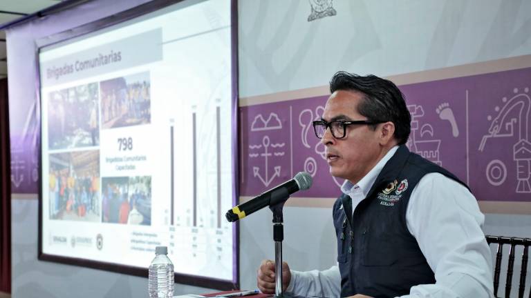 El director del Instituto de Protección Civil en Sinaloa, Aurelio Roy Navarrete Cuevas, informa sobre el proyecto de Brigadas Comunitarias.