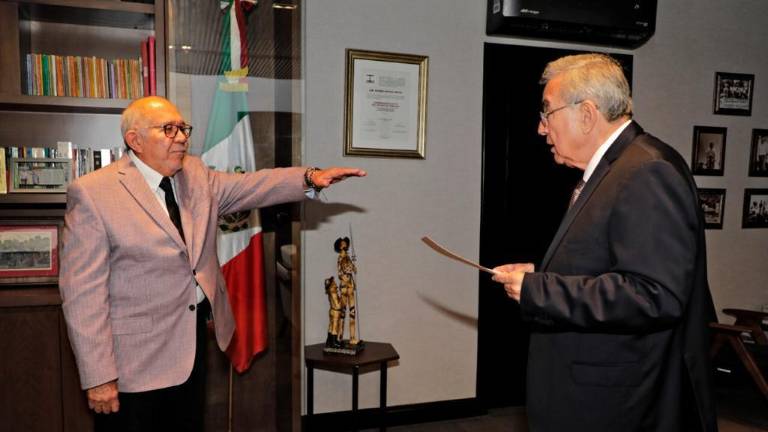 El Gobernador Rubén Rocha Moya le toma la protesta a Luis Guillermo “El Químico” Benítez Torres como nuevo Secretario de Turismo del Gobierno estatal.