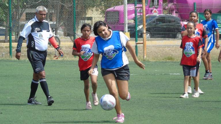 Siguen las emociones en el Torneo Futbolito Bimbo.