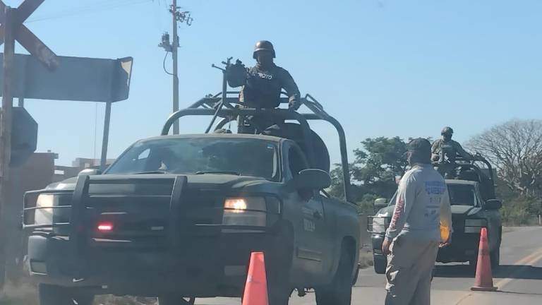 Fuerzas federales recorren la zona donde se reportó un enfrentamiento con armas de fuego.