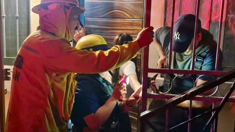 Elementos de Protección Civil y Bomberos liberaron a una menor tras un percance doméstico.