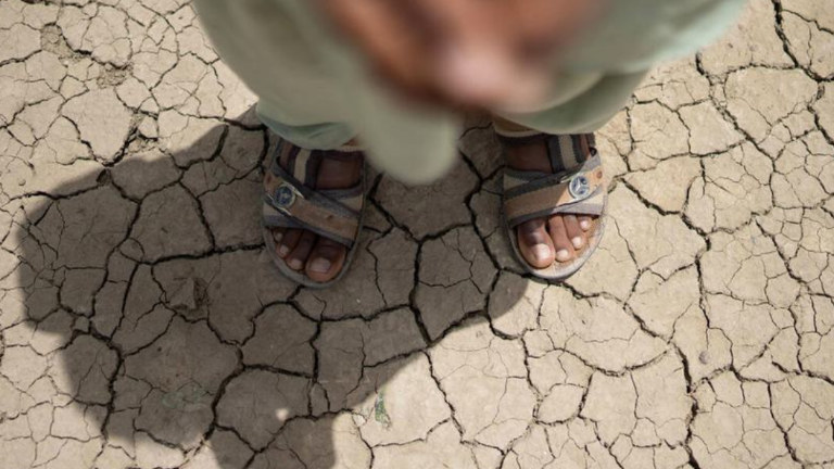 Un niño frente al centro de acogida de UNICEF en el distrito de Rajanpur, provincia de Punjab.