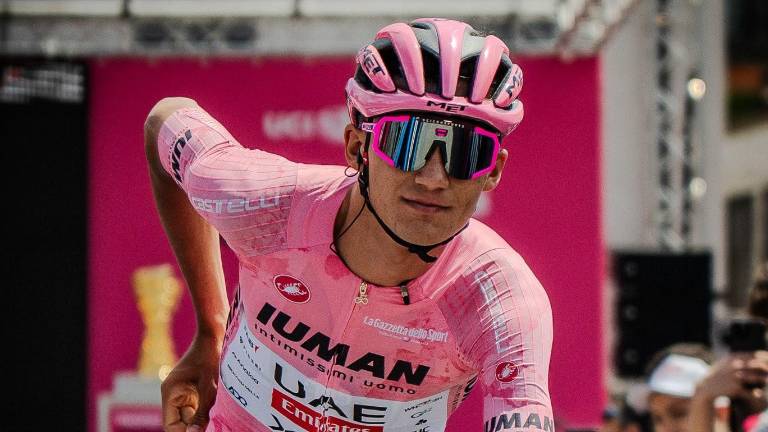 La Presidenta celebra la histórica victoria del ciclista mexicano en el Giro de Italia.