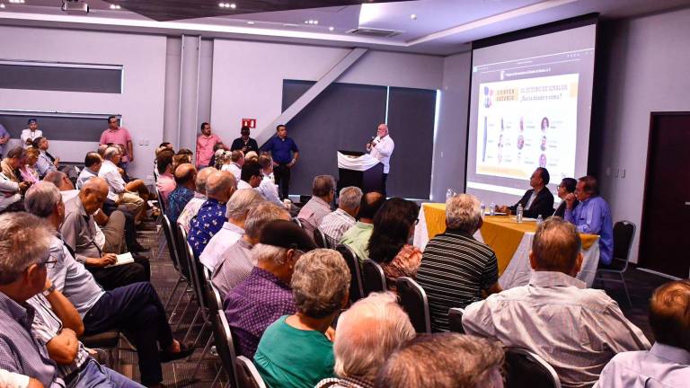 En el foro convocado por el Colegio de Economistas de Sinaloa, Manuel Clouthier advirtió que sin seguridad no es posible hablar de desarrollo ni inversión en la entidad.