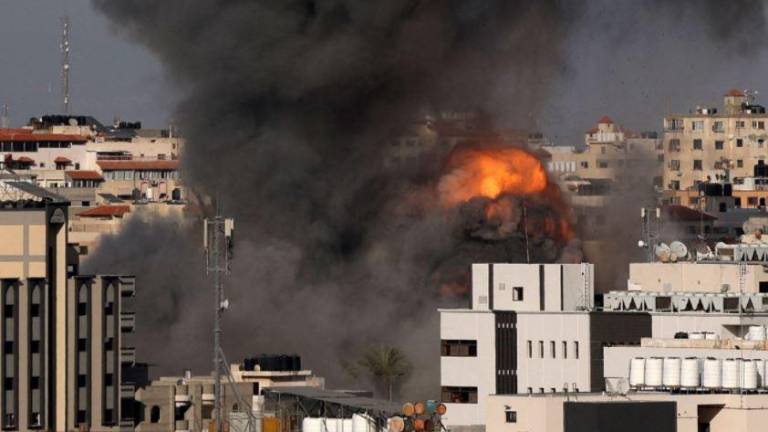 Un edificio de apartamentos fue destruido en la ciudad israelí de Petah Tikva poco después de que los residentes se hubieran trasladado a refugios antiaéreos.