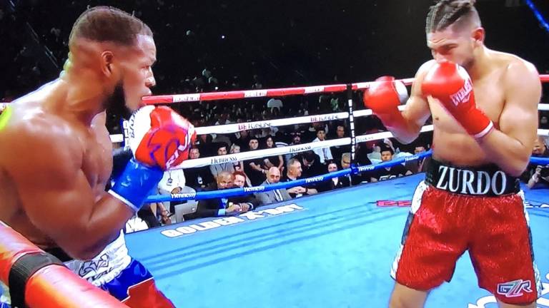 Gilberto “Zurdo” Ramírez debutó con Golden Boy Promotions con una victoria por la vía rápida.