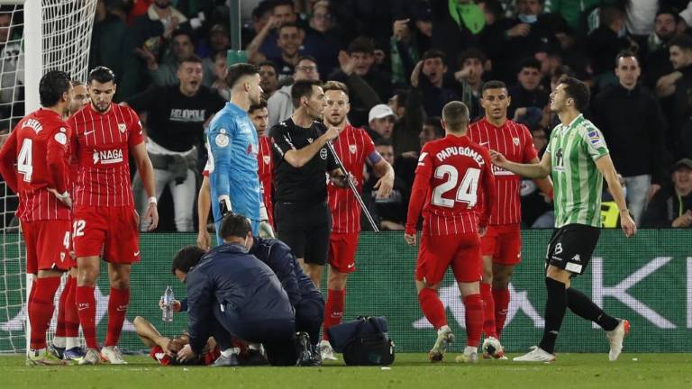 El derbi entre el Betis y el Sevilla fue suspendido por hechos de violencia.