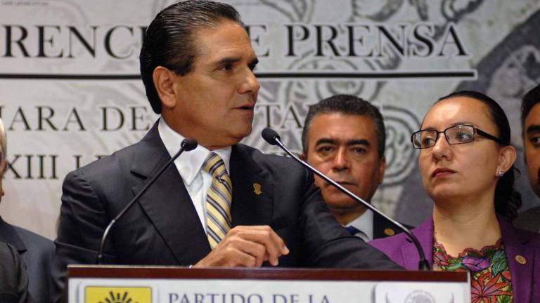 Ramírez Bedolla indicó que seguían detenidos cuatro ex funcionarios estatales ligados al caso.