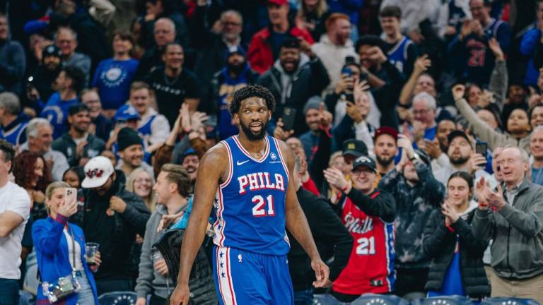 Joel Embiid pasa por el bisturí.