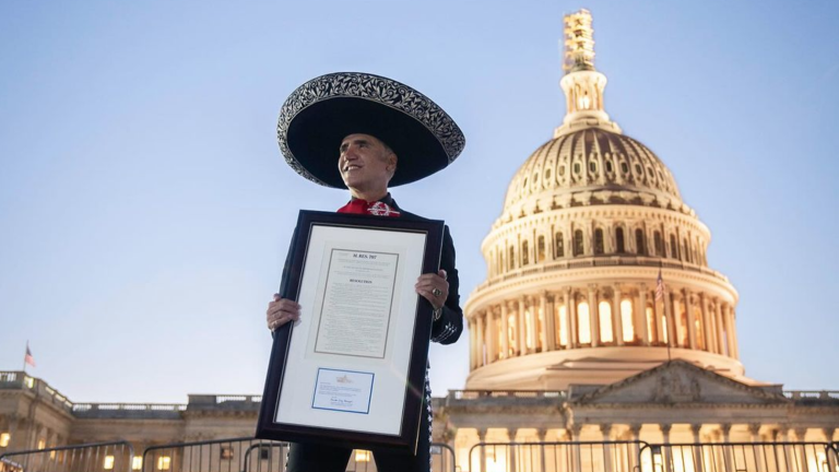 Alejandro Fernández es reconocido en el Capitolio de los Estados Unidos.