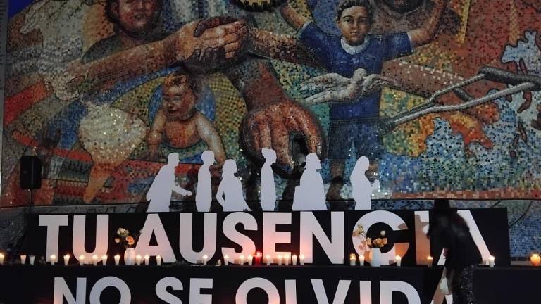 Familiares colocaron flores blancas y veladoras a fin de iluminar el memorial en busca de no olvidar a las víctimas.