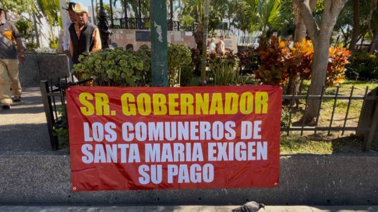 Los comuneros colocaron mantas en el área del jardín del Ayuntamiento de Mazatlán.