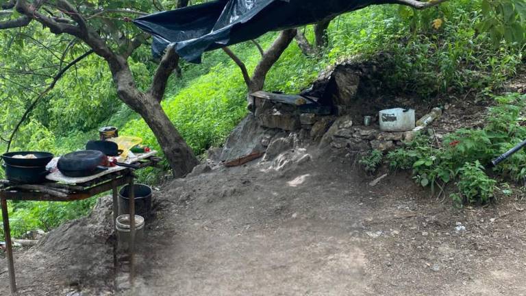 La Marina decomisó armamento, dosis de droga y equipo táctico tras una agresión en zona rural de Cosalá.