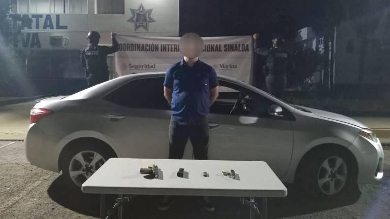El detenido portaba dos armas de fuego con cargadores abastecidos en la colonia Infonavit Solidaridad.