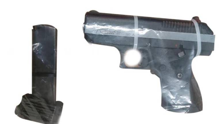 Pistola asegurada por policías municipales.