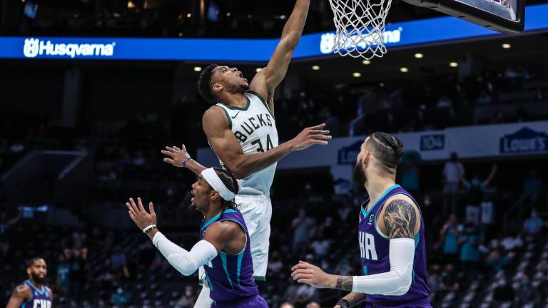 Giannis Antetokounmpo consigue dos de sus 29 puntos en el duelo ante los Hornets.