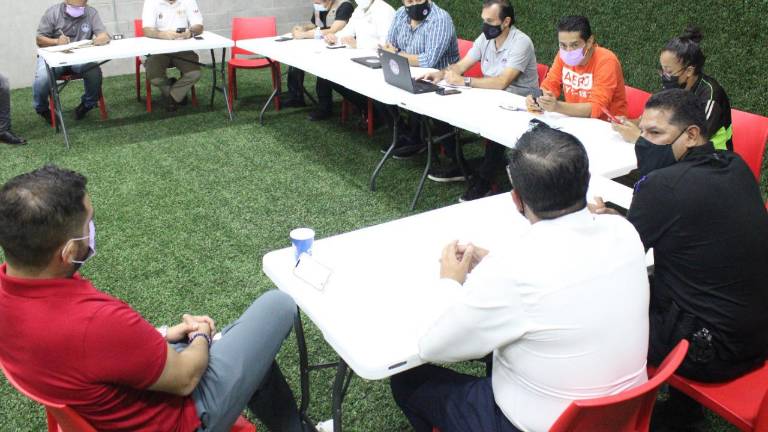 Se lleva a cabo una junta para la seguridad del partido de este viernes, en el estadio Kraken.