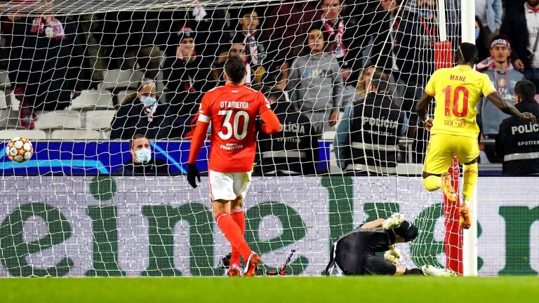 Sadio Mané (derecha) logró uno de los tres goles del Liverpool en Lisboa.