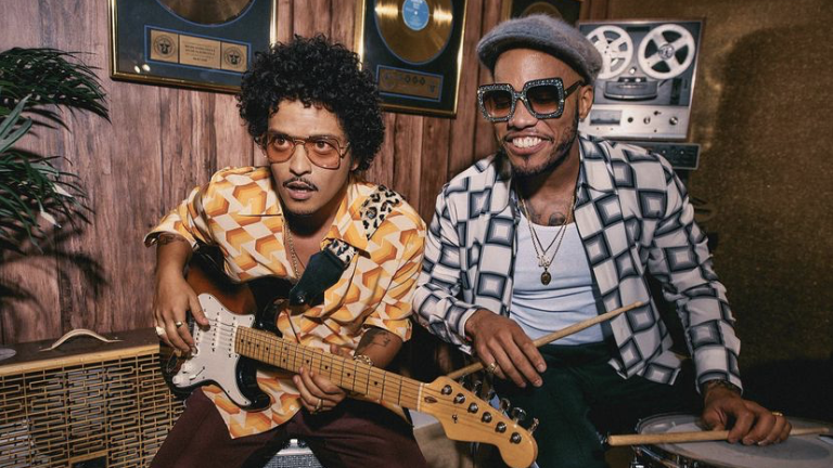 Silk Sonic, la banda conformada por Bruno Mars y Anderson .Paak estrenan el tema Skate.