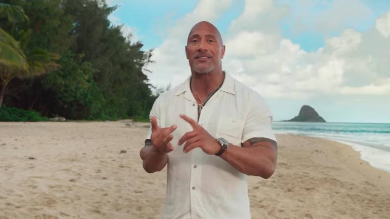 Dwayne Johnson comparte la información a través de un video desde Hawái.